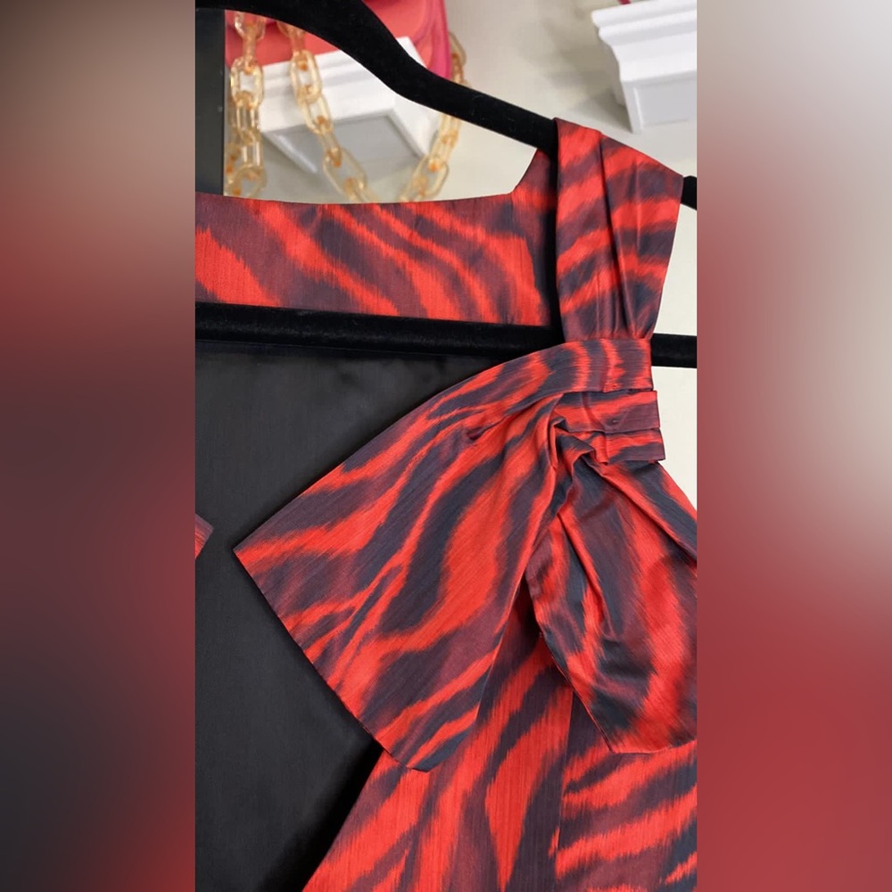 ANIMAL-PRINT SLEEVELESS V-BACK DRESS IN RED - Picture 10 of 16